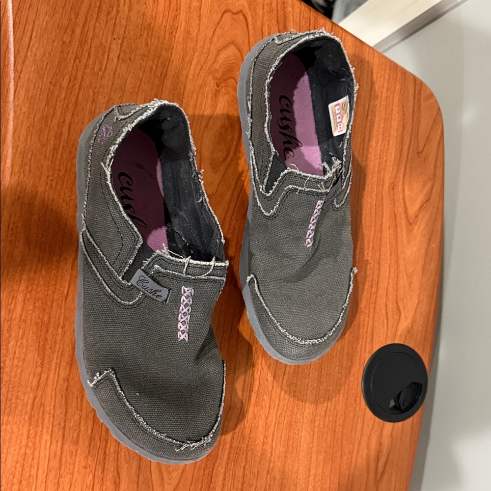 Cushe Gray women’s Slip-On Slippers